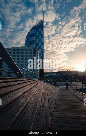LIEGI, BELGIO - 10 febbraio 2021: Il Tour des finances a Liegi durante il tramonto d'estate. Si trova vicino alla passerelle la belle Liegeoise e la Lie Foto Stock