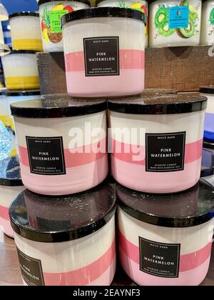 FRESNO, STATI UNITI - Feb 10, 2021: Una foto di diverse candele profumate White Barn Pink Watermelon in vasetti di vetro sullo scaffale Foto Stock