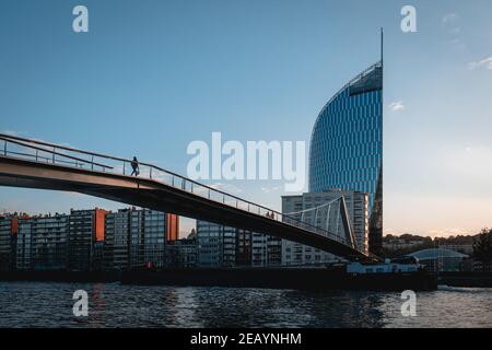 LIEGI, BELGIO - 10 febbraio 2021: Il Tour des finances a Liegi durante il tramonto d'estate. Si trova vicino alla passerelle la belle Liegeoise e la Lie Foto Stock