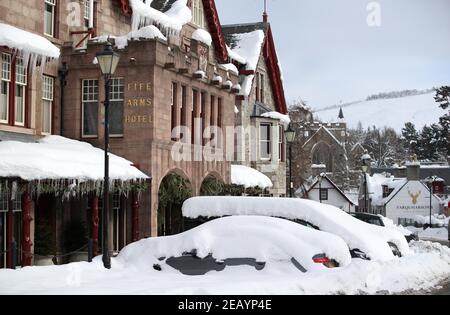 Vetture coperte di neve in Braemar, Aberdeenshire, che ha avuto una temperatura di notte di meno 23.0C (meno 9,4F). Il villaggio, che è vicino al Castello Balmoral, la residenza estiva della Regina Elisabetta II, ha registrato la temperatura più bassa nel Regno Unito in più di due decenni, dopo un 'estremo congelamento'. Data immagine: Giovedì 11 febbraio 2021. Foto Stock