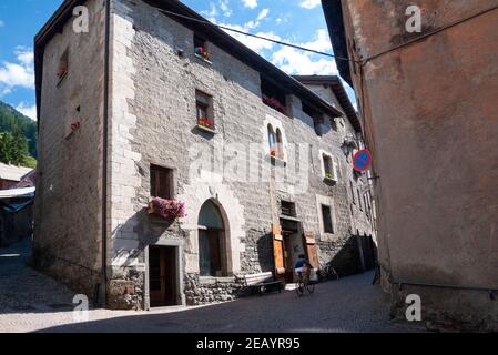 Stradine nella città medievale di Bormio, nelle Alpi, in Italia Foto Stock