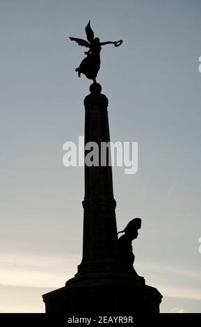 Monumento ai caduti delle rovine del castello medievale di Aberystwyth (Castell Aberystwyth) Aberystwyth,Ceredigion,Galles,UK Foto Stock