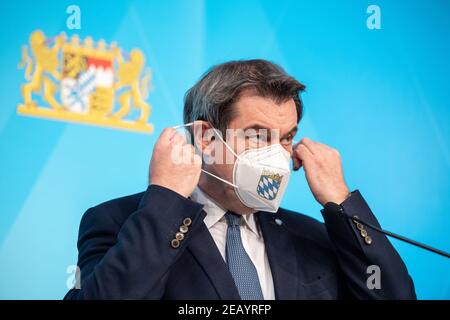 Monaco, Germania. 11 Feb 2021. Markus Söder (CSU), presidente del partito e ministro della Baviera, decora la maschera FFP2 in una conferenza stampa dopo una riunione del Consiglio dei ministri. Il Consiglio dei ministri aveva già discusso il corso concreto del governo di Stato per la Baviera in una videoconferenza dopo la Conferenza dei presidenti dei ministri. Credit: Attias Balk/dpa/Alamy Live News Foto Stock
