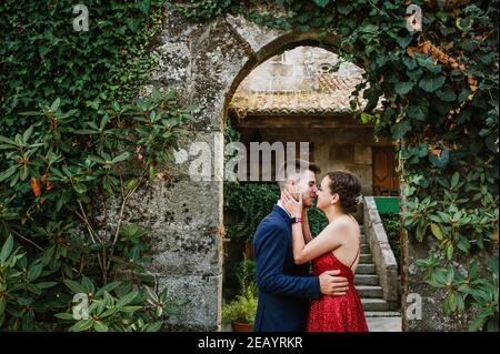 Giovane coppia ben vestita in un ambiente lussuoso Foto Stock