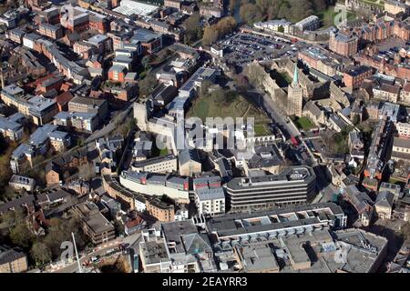 Vista aerea della contea di Oxford County Council County Hall (e del castello dietro), centro commerciale Westgate in primo piano Foto Stock