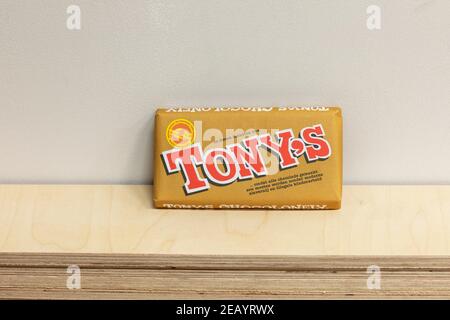 Eindhoven, Paesi Bassi, 4 febbraio 2021. Tony Chocolonely Fairtrade schiavo libero cioccolato bar imitare il ben noto twix cioccolatini Foto Stock