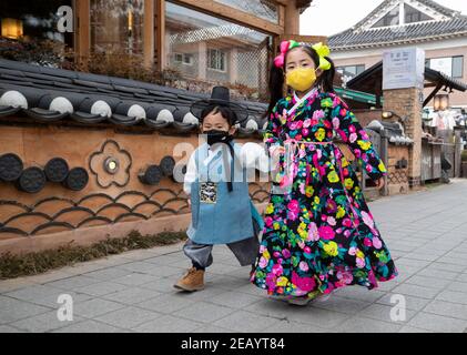 Jeonju, Corea del Sud. 11 Feb 2021. I bambini che indossano Hanbok, il tradizionale abbigliamento coreano, visitano un villaggio di Hanok durante la tradizionale vacanza lunare del nuovo anno a Jeonju, Corea del Sud, 11 febbraio 2021. Credit: Lee Sang-ho/Xinhua/Alamy Live News Foto Stock