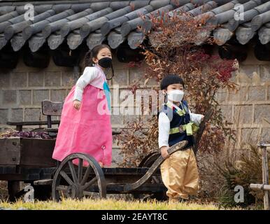 Jeonju, Corea del Sud. 11 Feb 2021. I bambini che indossano Hanbok, il tradizionale abbigliamento coreano, visitano un villaggio di Hanok durante la tradizionale vacanza lunare del nuovo anno a Jeonju, Corea del Sud, 11 febbraio 2021. Credit: Lee Sang-ho/Xinhua/Alamy Live News Foto Stock