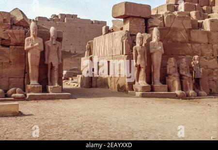 Complesso tempiale di Karnak in Nilo superiore, Egitto, circa 2km da Luxor. 7th Pylon con sculture di Osiride, Thutmose II e III, Sobekhotep, Amenhotep e altri. Scansione di archivio da un vetrino. Febbraio 1987. Foto Stock