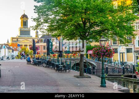 LEIDEN, PAESI BASSI, 8 AGOSTO 2018: Vista al tramonto di Hartebrugkerk dietro un canale a Leiden, Paesi Bassi Foto Stock