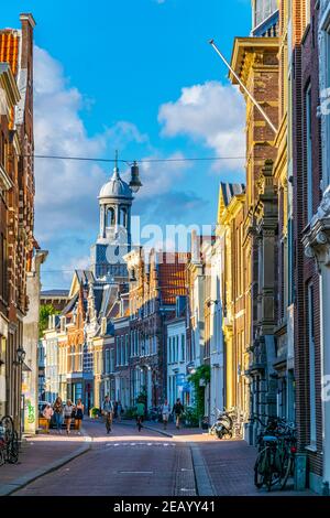 HAARLEM, PAESI BASSI, 8 AGOSTO 2018: Vista al tramonto di una strada a Haarlem, Paesi Bassi Foto Stock