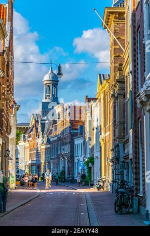 HAARLEM, PAESI BASSI, 8 AGOSTO 2018: Vista al tramonto di una strada a Haarlem, Paesi Bassi Foto Stock