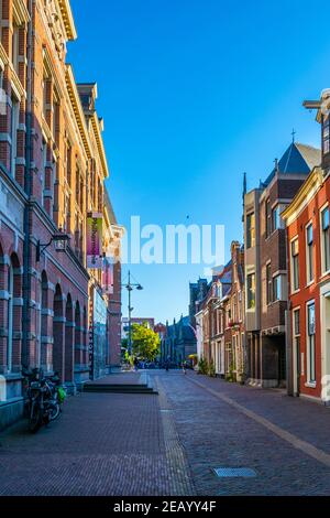 HAARLEM, PAESI BASSI, 8 AGOSTO 2018: Vista al tramonto di una strada a Haarlem, Paesi Bassi Foto Stock