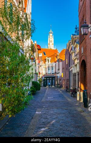 HAARLEM, PAESI BASSI, 8 AGOSTO 2018: Bakenesserkerk visto da una strada stretta a Haarlem, Paesi Bassi Foto Stock