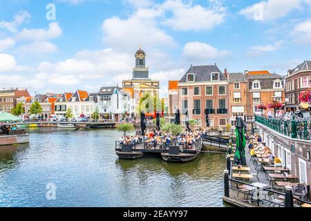 LEIDEN, PAESI BASSI, 8 AGOSTO 2018: Vista di Hartebrugkerk dietro un canale a Leiden, Paesi Bassi Foto Stock