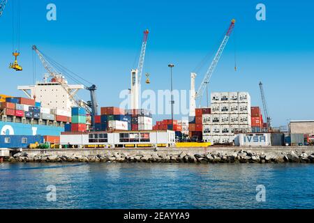 Iquique, Regio de Tarapaca; Cile - contenitori pronti per essere caricati in una nave da carico nel porto di Iquique. Foto Stock