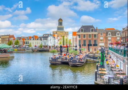 LEIDEN, PAESI BASSI, 8 AGOSTO 2018: Vista di Hartebrugkerk dietro un canale a Leiden, Paesi Bassi Foto Stock