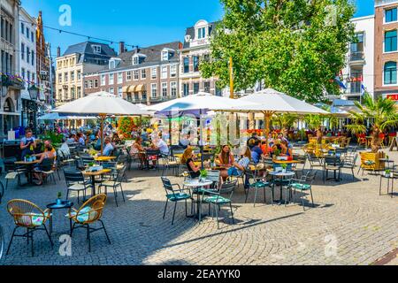 L'AIA (PAESI BASSI), 7 AGOSTO 2018: La gente sta passeggiando attraverso piazza Buitenhof a l'Aia (Paesi Bassi) Foto Stock
