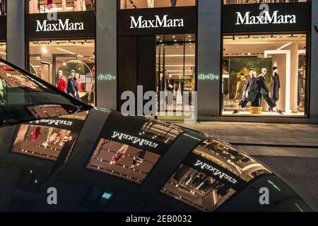 Londra, Regno Unito. 10 Feb 2021. Un riflesso di Max Mara in un'auto a New Bond Street a Londra, Regno Unito il 10 febbraio 2021 durante il terzo blocco nazionale. Max Mara è un'azienda di moda italiana pronta all'uso. Fondata nel 1951 a Reggio Emilia da Achille Maramotti. Credit: May James/ZUMA Wire/Alamy Live News Foto Stock
