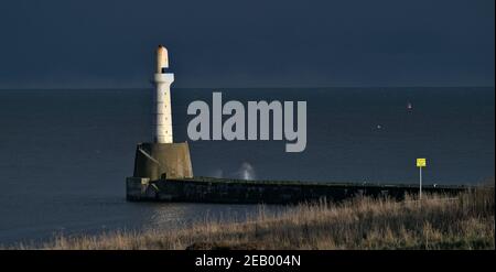 Breakwater esterno all'ingresso del porto di Aberdeen in inverno spettacolare sole Foto Stock