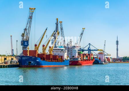 ROTTERDAM, PAESI BASSI, 6 AGOSTO 2018: Vista del porto di Rotterdam, Paesi Bassi Foto Stock