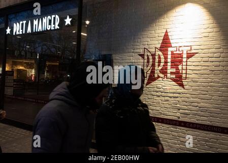 Londra, Regno Unito. 10 Feb 2021. La gente passa il caffè Pret visto a Londra, Regno Unito il 10 febbraio 2021 durante il terzo blocco nazionale. Pret a Manger è una catena di franchising di paninoteca internazionale con sede nel Regno Unito, popolarmente indicata come Pret. Fondata nel 1983, Credit: May James/ZUMA Wire/Alamy Live News Foto Stock