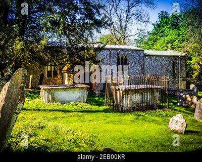 La storica chiesa di St. Swithun a Combe si trova su una collina tra Hungerford e Andover. E 'costruito utilizzando la selce locale e risale al 13 ° Foto Stock