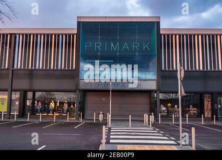 Londra, Regno Unito. 10 Feb 2021. Una scena tranquilla fuori Primark visto a Londra, Regno Unito il 10 febbraio 2021 durante il terzo blocco nazionale. Primark è un rivenditore irlandese di moda veloce con sede a Dublino, Credit: May James/ZUMA Wire/Alamy Live News Foto Stock