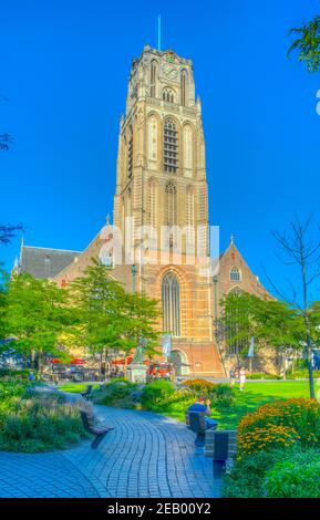 ROTTERDAM, PAESI BASSI, 5 AGOSTO 2018: La gente sta godendo una giornata di sole di fronte al Laurenskerk a Rotterdam, Paesi Bassi Foto Stock