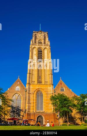 ROTTERDAM, PAESI BASSI, 5 AGOSTO 2018: La gente sta godendo una giornata di sole di fronte al Laurenskerk a Rotterdam, Paesi Bassi Foto Stock