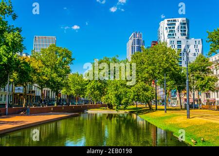 ROTTERDAM, PAESI BASSI, 5 AGOSTO 2018: Canale Westersingel a Rotterdam, Paesi Bassi Foto Stock