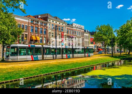 ROTTERDAM, PAESI BASSI, 5 AGOSTO 2018: Canale Westersingel a Rotterdam, Paesi Bassi Foto Stock