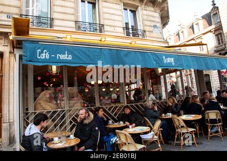 PARIGI, FRANCIA - 14 FEBBRAIO 2019: Persone (e due orsacchiotti) si siedono sulla terrazza e all'interno di un caffè nel quartiere latino, decorato per San Valentino Foto Stock