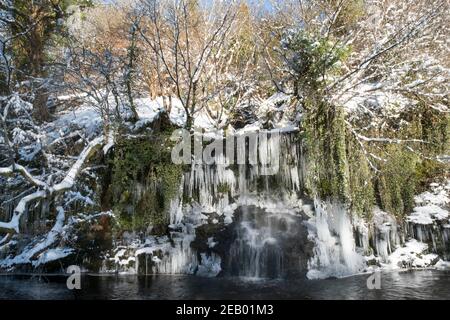 Mid Calder, Regno Unito. 11 Feb 2021. Meteo: 11 Febbraio, 2021, cascata ghiacciata che scorre nel Linhouse Water, Almondell e Calderwood Country Park, West Lothian, Scotland Credit: Ian Rutherford/Alamy Live News Foto Stock