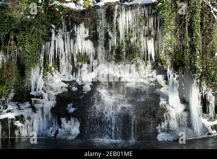 Mid Calder, Regno Unito. 11 Feb 2021. Meteo: 11 Febbraio, 2021, cascata ghiacciata che scorre nel Linhouse Water, Almondell e Calderwood Country Park, West Lothian, Scotland Credit: Ian Rutherford/Alamy Live News Foto Stock