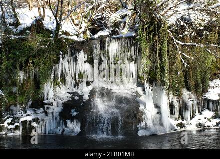 Mid Calder, Regno Unito. 11 Feb 2021. Meteo: 11 Febbraio, 2021, cascata ghiacciata che scorre nel Linhouse Water, Almondell e Calderwood Country Park, West Lothian, Scotland Credit: Ian Rutherford/Alamy Live News Foto Stock