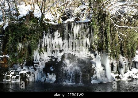 Mid Calder, Regno Unito. 11 Feb 2021. Meteo: 11 Febbraio, 2021, cascata ghiacciata che scorre nel Linhouse Water, Almondell e Calderwood Country Park, West Lothian, Scotland Credit: Ian Rutherford/Alamy Live News Foto Stock