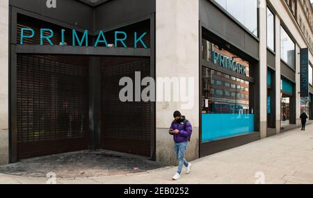 Lo shopping passa accanto al negozio principale di Primark, Oxford Street, Londra Foto Stock