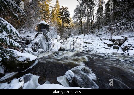 Dunkeld, Scozia, Regno Unito. 11 Feb 2021. Vista invernale nella fitta neve della Ossian’s Hall che si affaccia sulle Black Linn Falls sul fiume Braan nella foresta di Hermitage vicino a Dunkeld nel Perthshire. Iain Masterton/Alamy Notizie dal vivo Foto Stock