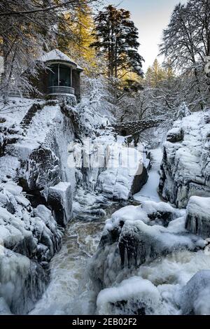 Dunkeld, Scozia, Regno Unito. 11 Feb 2021. Vista invernale nella fitta neve della Ossian’s Hall che si affaccia sulle Black Linn Falls sul fiume Braan nella foresta di Hermitage vicino a Dunkeld nel Perthshire. Iain Masterton/Alamy Notizie dal vivo Foto Stock