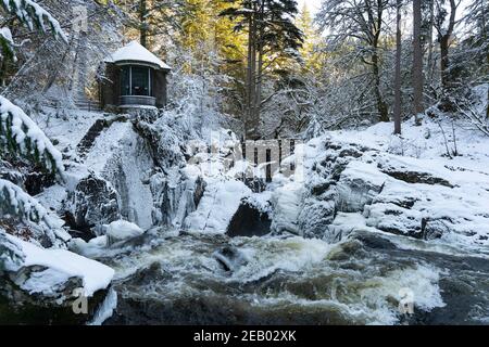 Dunkeld, Scozia, Regno Unito. 11 Feb 2021. Vista invernale nella fitta neve della Ossian’s Hall che si affaccia sulle Black Linn Falls sul fiume Braan nella foresta di Hermitage vicino a Dunkeld nel Perthshire. Iain Masterton/Alamy Notizie dal vivo Foto Stock