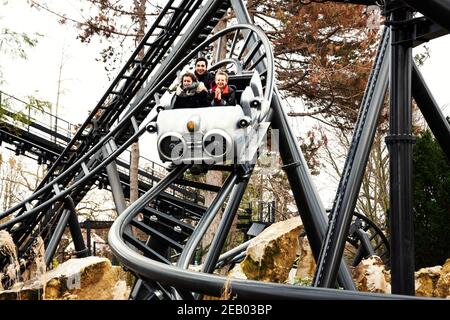 PARIGI, FRANCIA - 13 GENNAIO 2019: Rinnovato parco di divertimenti Jardin d’Acclimatation . Emozionante corsa in famiglia sulle montagne russe. Foto Stock