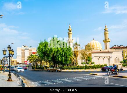 KUWAIT CITY, KUWAIT, 5 NOVEMBRE 2016: Vista del traffico su una strada trafficata nel centro del Kuwait. Foto Stock