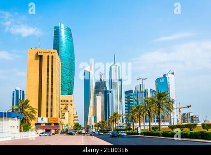 KUWAIT CITY, KUWAIT, 5 NOVEMBRE 2016: Vista del traffico su una strada trafficata nel centro del Kuwait. Foto Stock