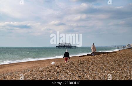 Brighton UK 11 Febbraio 2021 - e 'tranquilla sulla spiaggia di Brighton in un altro freddo giorno di congelamento come i governi restrizioni di blocco continuare: Credit Simon Dack / Alamy Live News Foto Stock