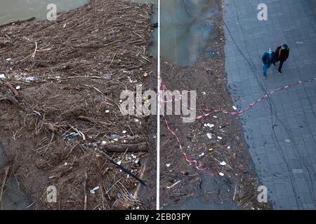 Alluvione del Reno il 5 febbraio. 2021, galleggianti con rifiuti sotto il ponte di Hohenzollern, Colonia, Germania. Hochwasser des Rheins am 5. Febbraio 202 Foto Stock