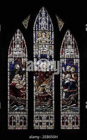 Una vetrata di Clayton & Bell, raffigurante Jesus Calming the Storm, St Michael's Church, Torpenhow, Cumbria, Inghilterra Foto Stock