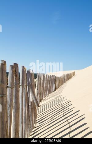 Una recinzione di legno sulla duna grande di pilat (francia) Foto Stock