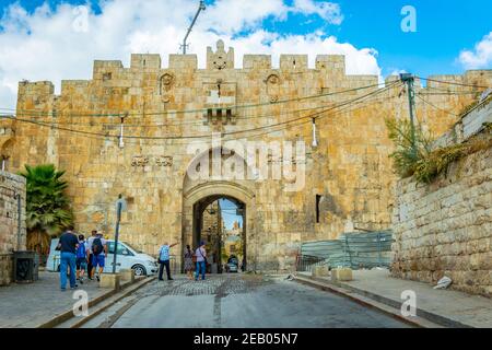 GERUSALEMME, ISRAELE, 9 SETTEMBRE 2018: La gente passa attraverso la porta del Leone a Gerusalemme, Israele Foto Stock