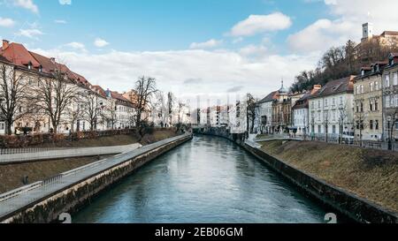 Fiume Ljubljanica che scorre attraverso la città. Centro storico di Lubiana, Slovenia Foto Stock